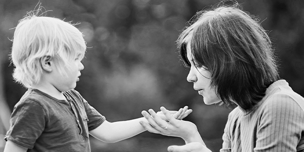Onkologische Pflege: Gelungene Kommunikation mit dem empathischen Tanz – mit Kindern funktioniert es meist.