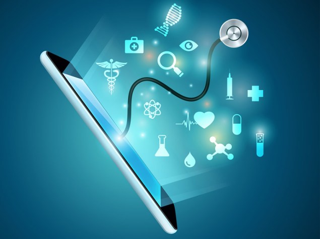 Ein Smartphone schwebt vor blauem Hintergrund, aus dem verschiedene digitale Gesundheits- und Medizinsymbole wie DNA, Herz, Mikroskop, Stethoskop und medizinische Kreuze leuchtend hervorgehen und digitale Vernetzung im Gesundheitswesen symbolisieren.