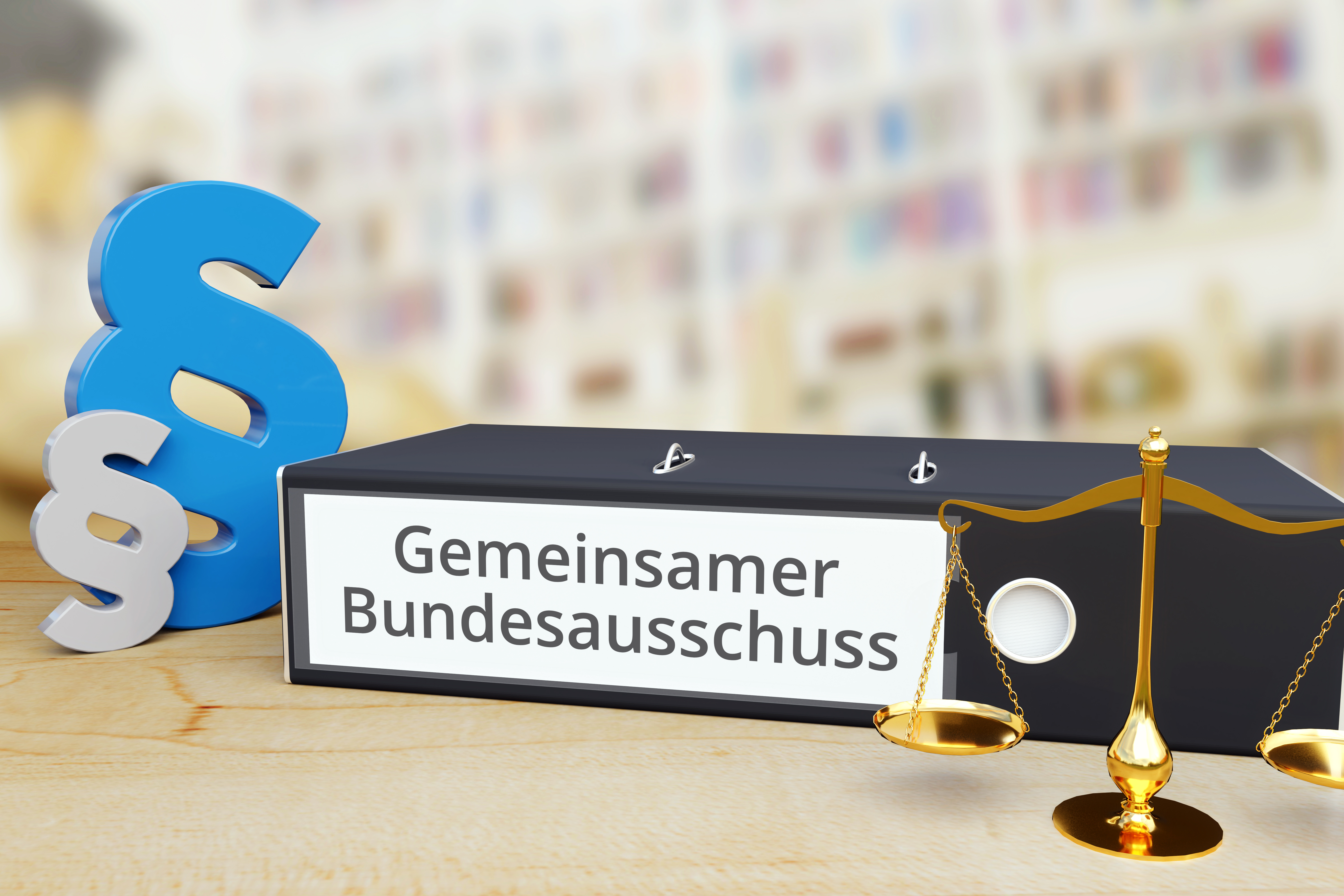 Ein Ordner liegt zwischen Paragraphzeichen und einer Waage auf einem Tisch.