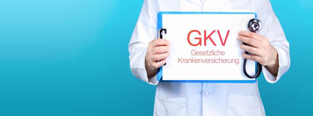 Ein Arzt hält ein Schild mit der Aufschrift GKV, gesetzliche Krankenversicherung.