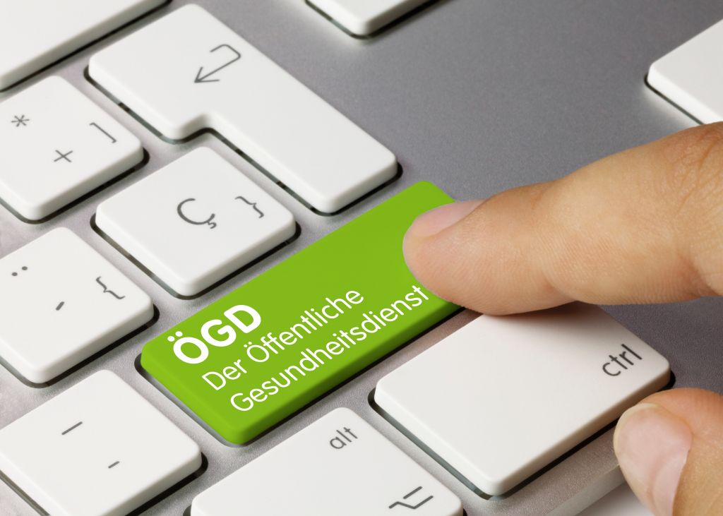 Ein Finger drückt eine Taste auf einer Tastatur.