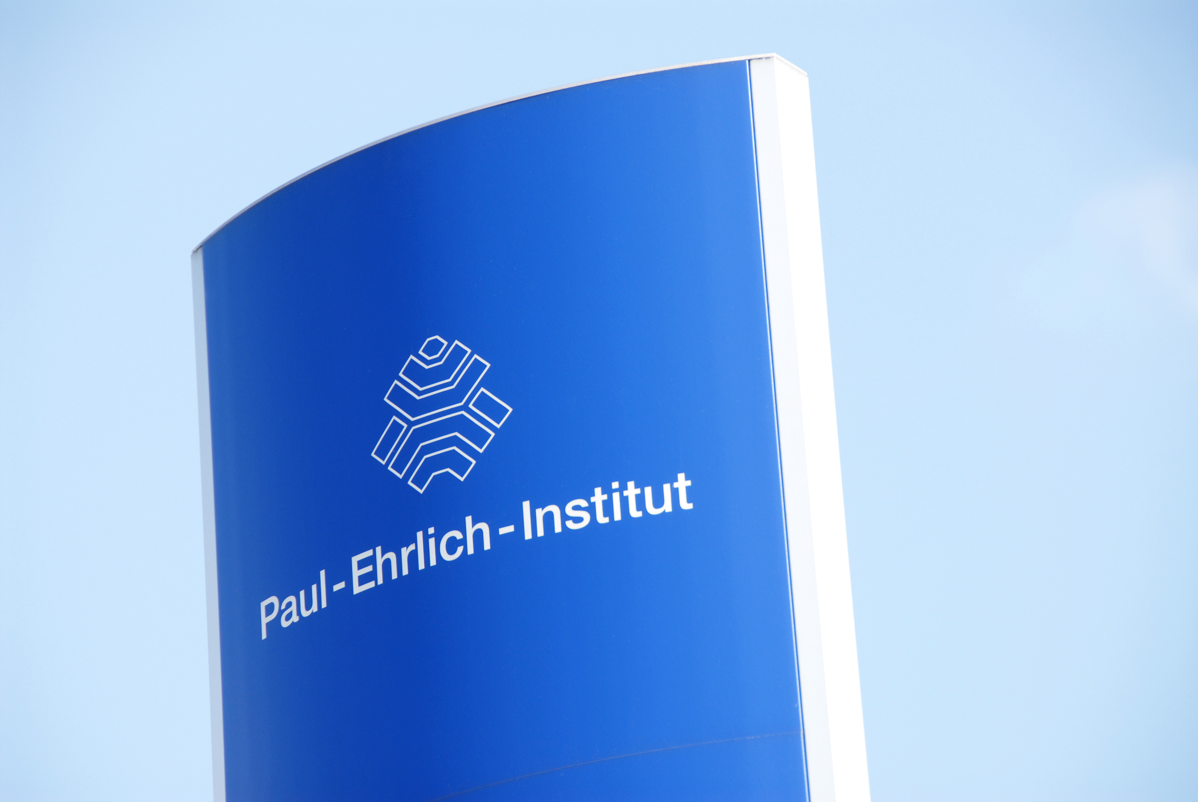 Schild des Paul-Ehrlich-Instituts.