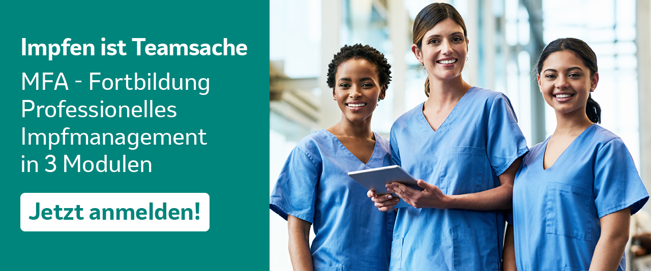 Drei medizinische Fachangestellte stehen nebeneinander und lächeln.