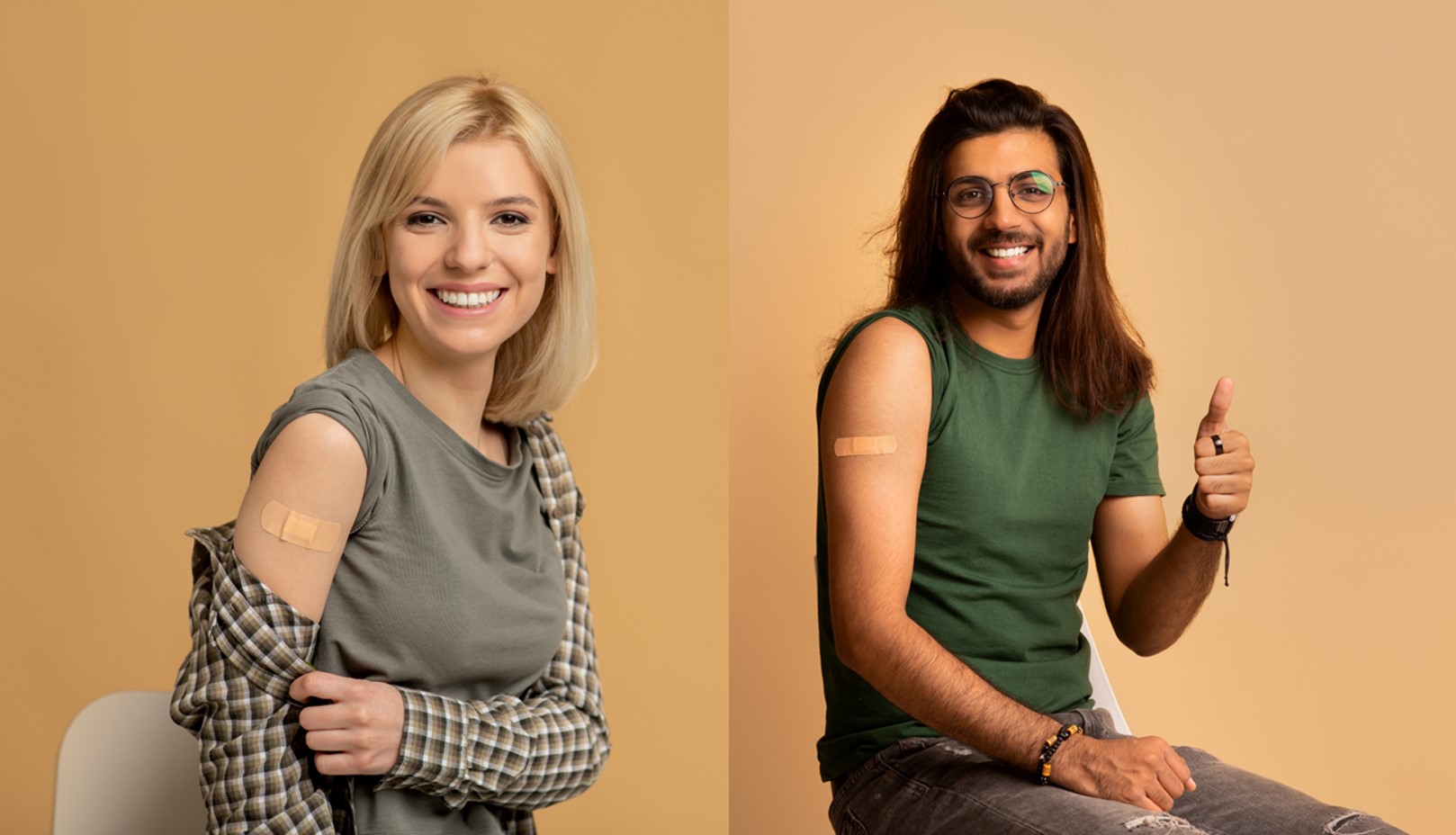 Das Bild zeigt eine Frau und einen Mann, die in die Kamera lächeln und ihren linken Arm präsentieren. Auf den Armen ist ein Pflaster zu sehen, was auf eine Impfung schließen lässt. 