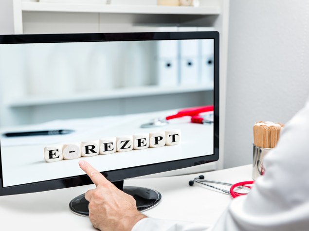 Arzt zeigt auf Monitor mit der Aufschrift e-Rezept