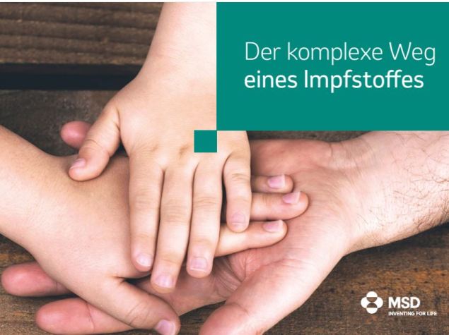 Drei übereinander gelegte Hände von Kindern und Erwachsenen mit den Worten „Der komplexe Weg eines Impfstoffes“.
