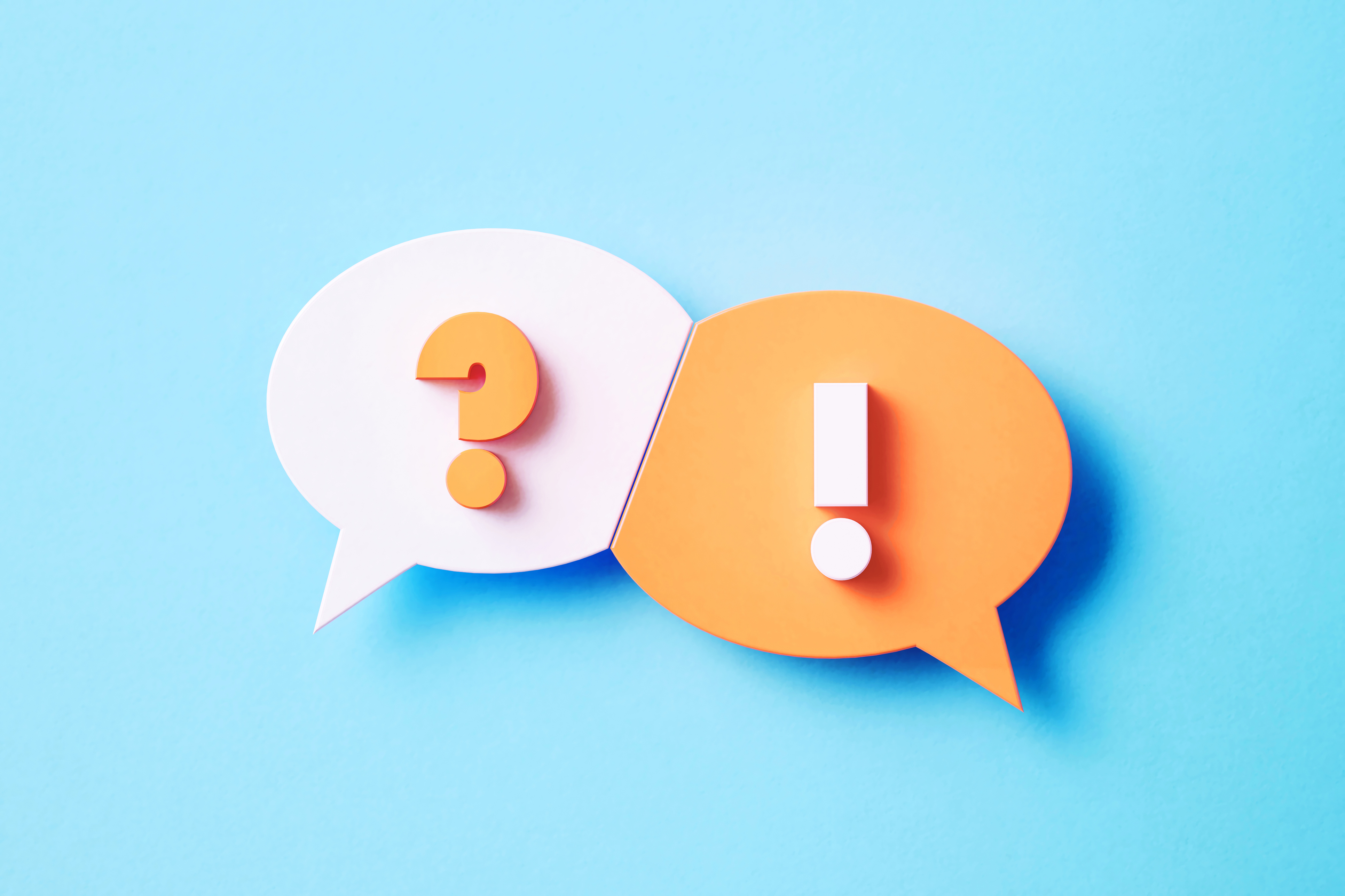 Zwei 3D-Sprechblasen auf hellblauem Hintergrund – die linke weiß mit einem roten Fragezeichen, die rechte orange mit einem weißen Ausrufezeichen. Die Darstellung symbolisiert Kommunikation, Fragen und Antworten oder Informationsaustausch, z. B. in der Patientenberatung oder Aufklärung.