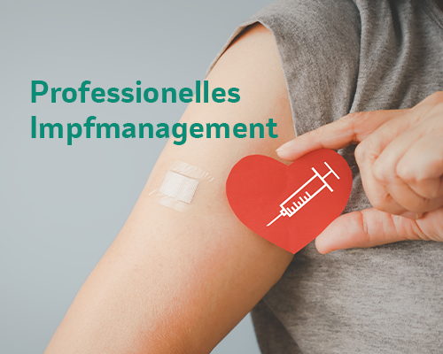 Ein Herz mit einer Spritze drauf wird neben einen Oberarm mit Pflaster gehalten.