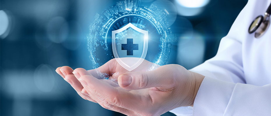 Über einer ausgesteckten Hand schwebt ein blauer Schutzschild.