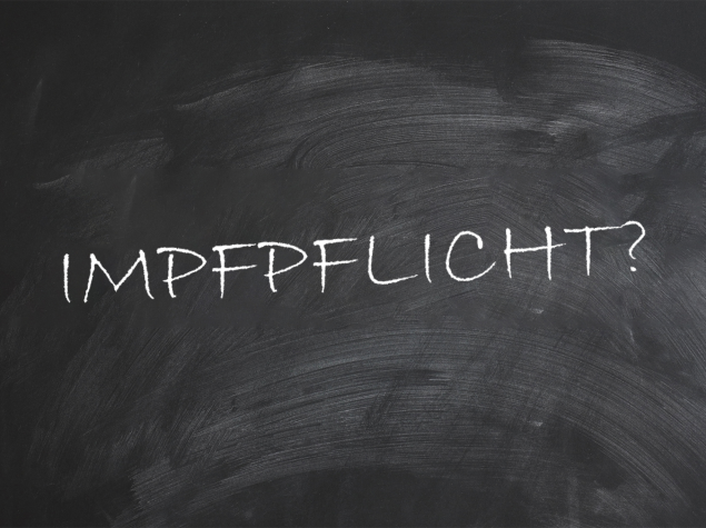 Tafel mit Aufschrift Impfflicht?