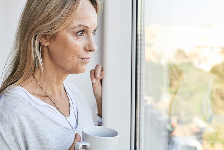 Frau am Fenster