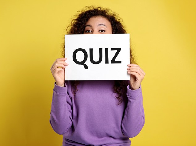 Frau hält Schild mit der Aufschrift Quiz vor das Gesicht