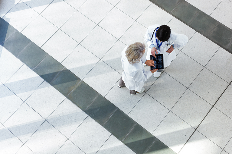 Zwei Ärztinnen schauen sich Daten auf einem Tablet an.