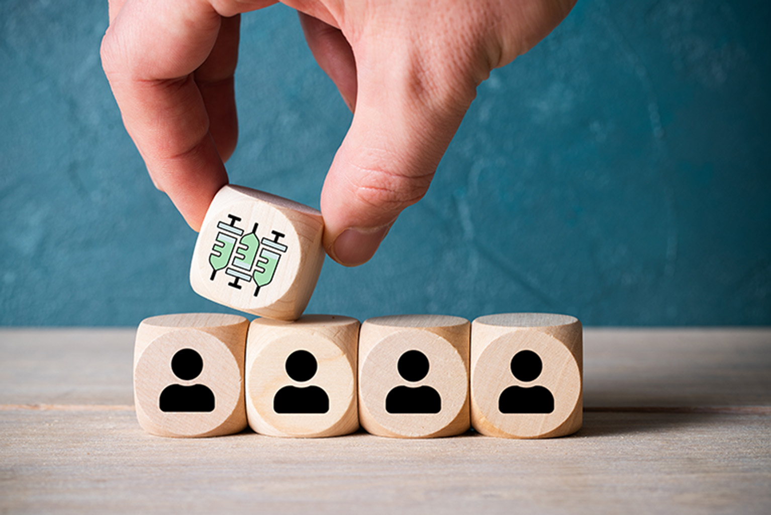 Diverse Holzwürfel liegen in einer Reihe