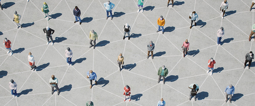 Luftaufnahme von vielen Menschen, die auf einem großen Platz stehen. Zwischen ihnen sind Linien eingezeichnet, die ein Netz aus Verbindungen darstellen. Die Szene symbolisiert soziale Interaktion, Vernetzung oder die Bedeutung von Gemeinschaftsschutz, z. B. durch Impfung.