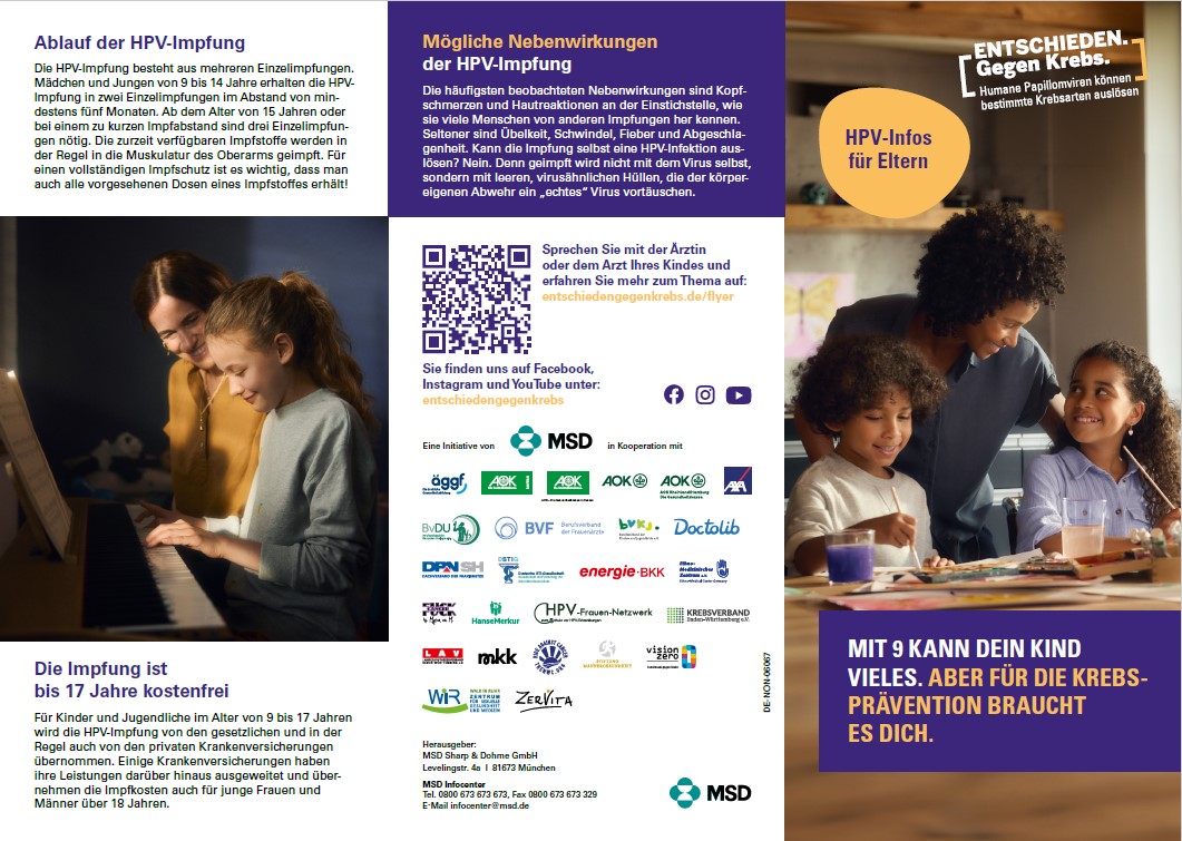 Informationsbroschüre zur HPV-Impfung mit dem Titel 'ENTSCHEIDEN. Gegen Krebs.' Die Broschüre enthält Informationen für Eltern über den Ablauf der HPV-Impfung, mögliche Nebenwirkungen und die Kostenübernahme. Auf der linken Seite wird beschrieben, dass die Impfung aus mehreren Einzeldosen besteht und bis zum 17. Lebensjahr kostenfrei ist. In der Mitte werden mögliche Nebenwirkungen wie Kopfschmerzen oder Hautreaktionen erläutert. Ein QR-Code verweist auf weiterführende Informationen. Logos verschiedener Krankenkassen und Organisationen sind unten abgebildet. Rechts ist ein Bild einer fröhlichen Familie am Esstisch mit dem Slogan: 'Mit 9 kann dein Kind vieles. Aber für die Krebsprävention braucht es dich.'