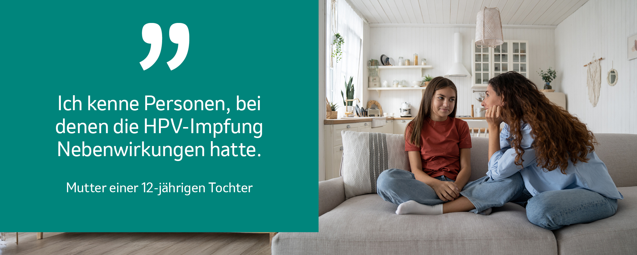 Abgebildet sind Mutter und Tochter, die entspannt auf dem Sofa sitzen. Die Mutter tätigt eine Aussage über Bedenken zu Nebenwirkungen der HPV-Impfung, die im Dialogstil präsentiert wird.