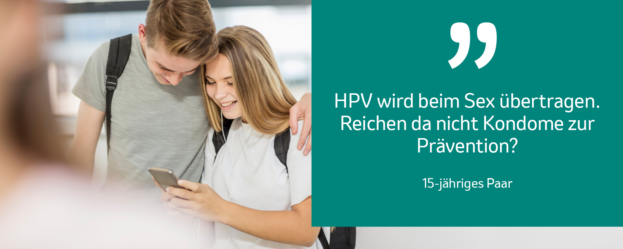 Abgebildet ist ein Paar, dass zusammen ein Smartphone betrachtet und dabei lächelt. Daneben tätigt das Pärchen die Annahme, dass Kondome zur Prävention gegen HPV ausreichen.