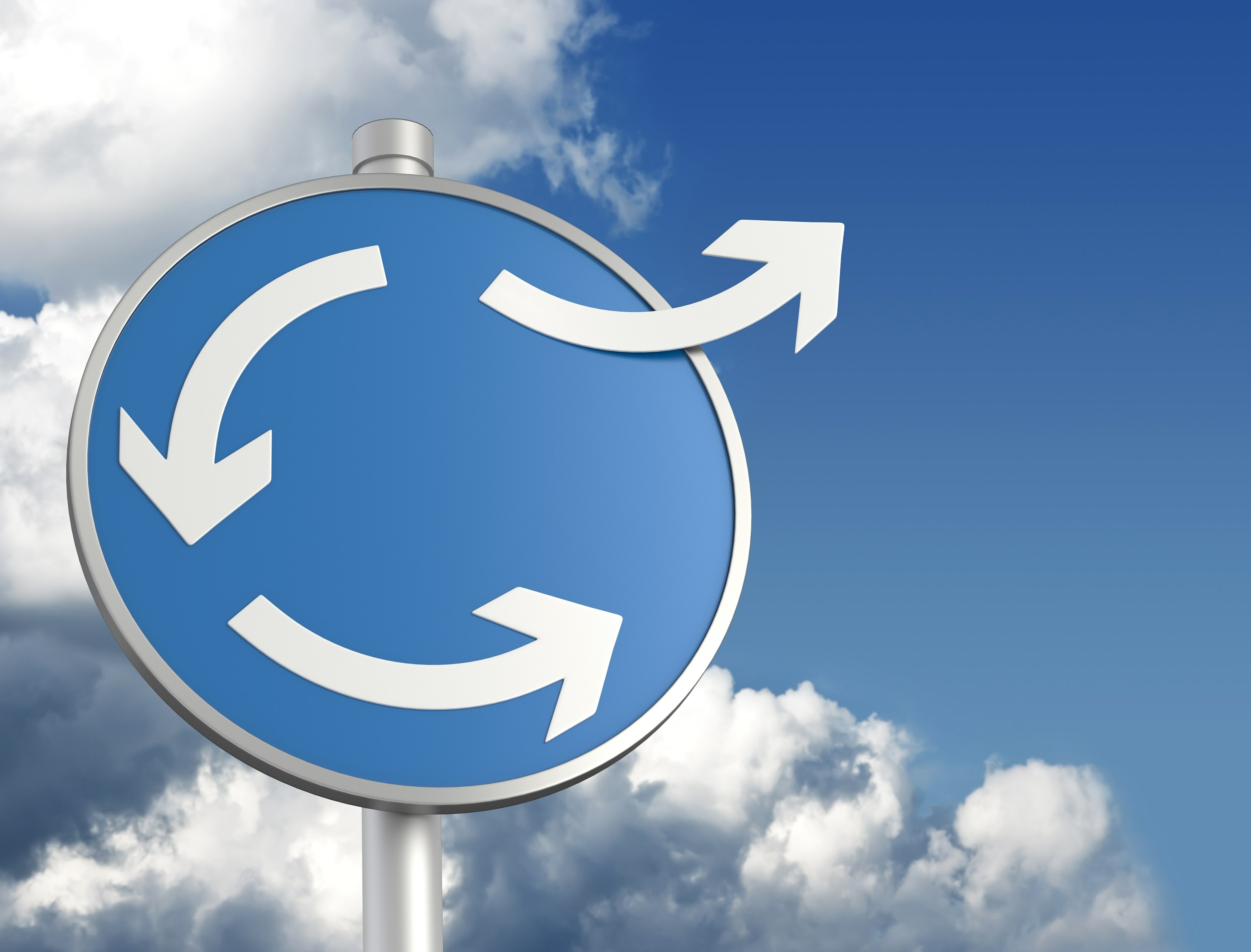 Kreisverkehrschild, bei dem ein Pfeil in eine andere Richtung zeigt