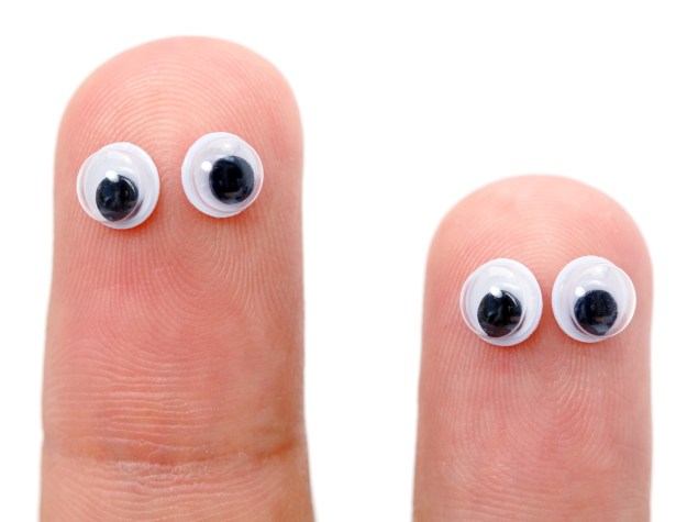 2 Finger mit Augen.
