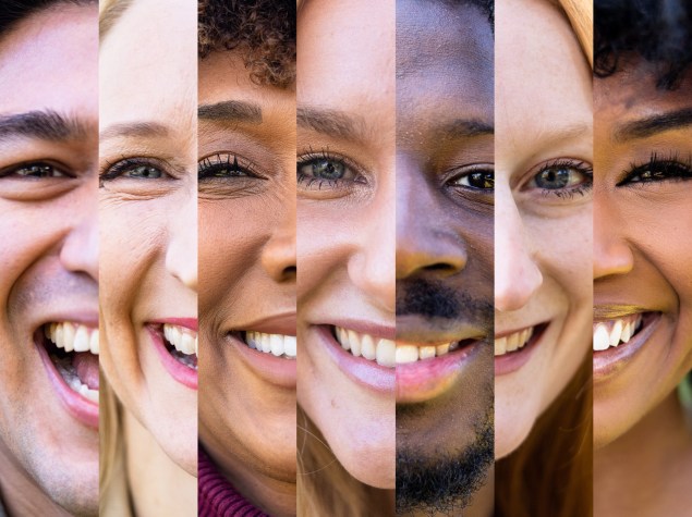 Collage aus mehreren vertikalen Porträtausschnitten unterschiedlicher Menschen, die alle lächeln. Die Gesichter zeigen Vielfalt in Geschlecht und ethnischer Herkunft. Jeder Streifen zeigt einen anderen Ausschnitt – vom Auge über das Lächeln bis zum gesamten Gesicht – was gemeinsam ein buntes, positives Bild menschlicher Vielfalt ergibt.