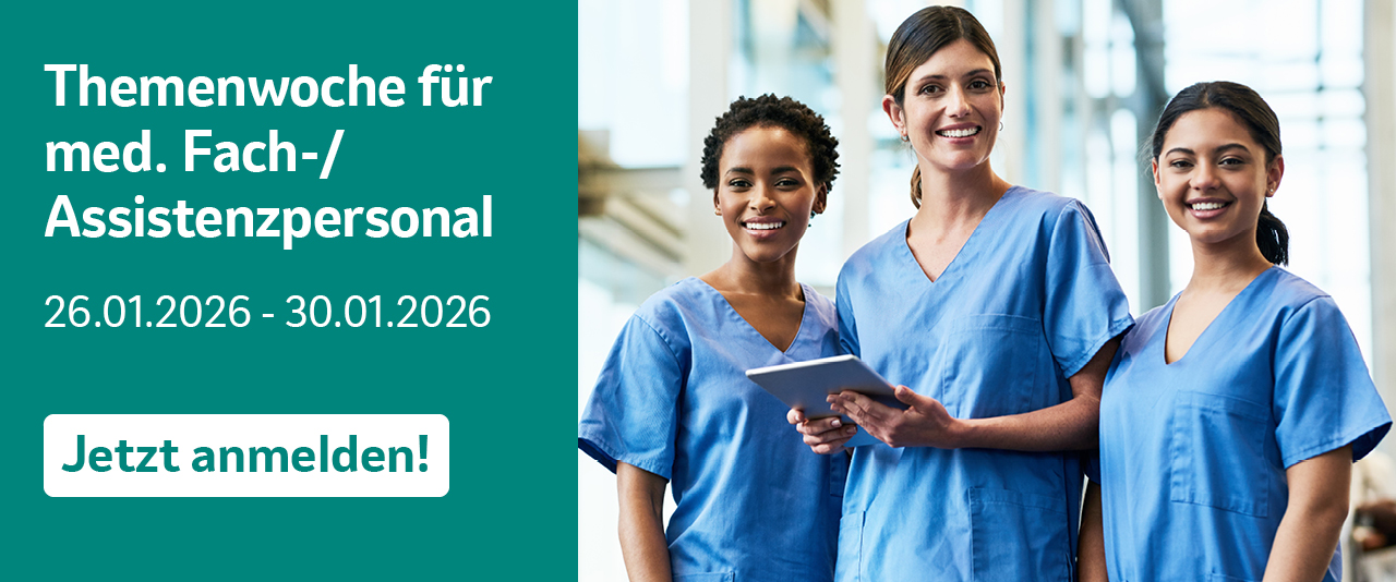 Drei medizinische Fachangestellte stehen nebeneinander und lächeln.