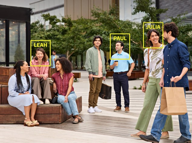 Collage aus mehreren vertikalen Porträtausschnitten unterschiedlicher Menschen, die alle lächeln. Die Gesichter zeigen Vielfalt in Geschlecht und ethnischer Herkunft. Jeder Streifen zeigt einen anderen Ausschnitt – vom Auge über das Lächeln bis zum gesamten Gesicht – was gemeinsam ein buntes, positives Bild menschlicher Vielfalt ergibt.