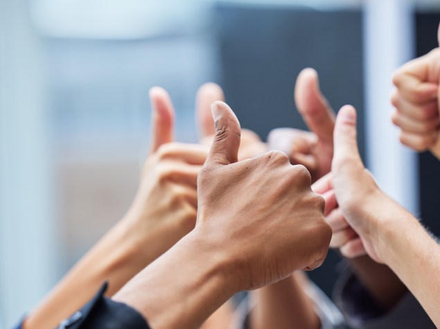 Mehrere Hände zeigen einen Daumen nach oben.