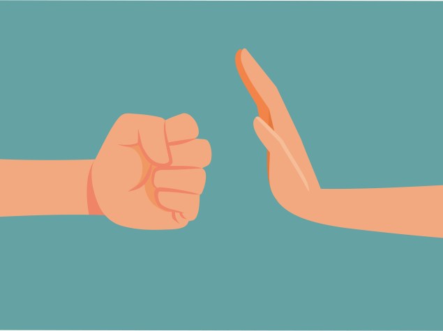 Eine ausgestreckte Faust und eine ausgestreckte Hand.