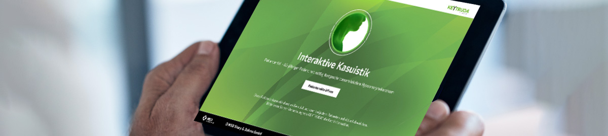 Person hält ein Tablet in der Hand, auf dessen Bildschirm eine grüne Benutzeroberfläche mit der Überschrift „Interaktive Kasuistik“ zu sehen ist; oben rechts steht „KEYTRUDA®“.